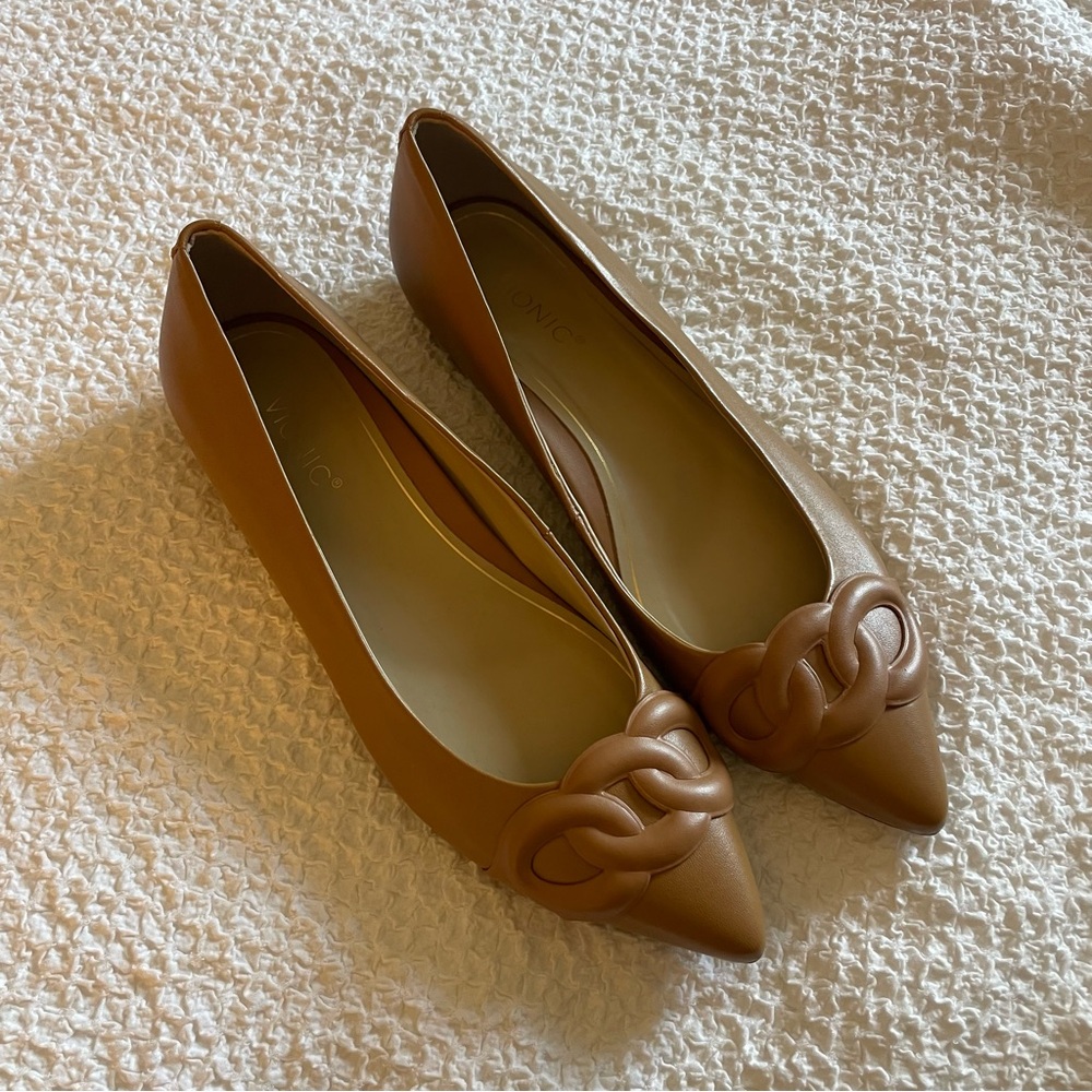 NWOT Vionic Arielle Tan Camel Nappa Pointed Toe Leather Chain Knot Flats Size 8
